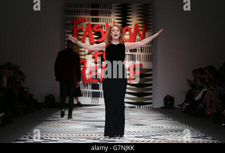 Sarah, Herzogin von York auf dem Laufsteg während der Fashion for Relief eine Charity-Modenschau von Naomi Campbell für die Ebola-Krise in Afrika im Somerset House, London. Stockfoto