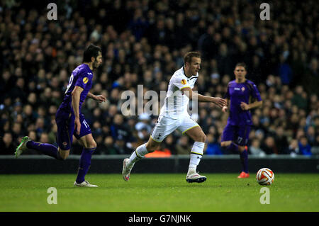 Fußball - UEFA Europa League - Runde 32 - Erstes Bein - Tottenham Hotspur gegen Fiorentina - Weiße Hart Lane. Harry Kane von Tottenham Hotspur läuft während des Spiels der UEFA Europa League in der White Hart Lane, London, mit dem Ball. Stockfoto