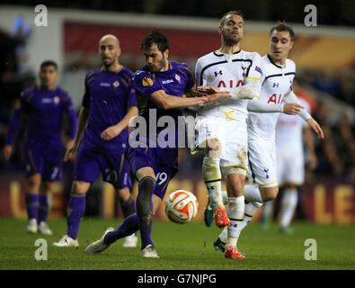 Tottenham Hotspur's Roberto Soldado (zweite rechts) und Fiorentina's Jose Maria Basanta (Mitte) kämpfen während des UEFA Europa League Spiels in der White Hart Lane, London um den Ball. Stockfoto