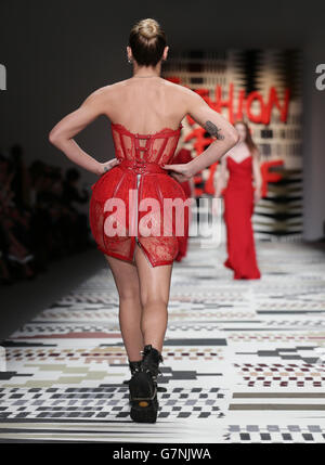 Alice Dellal auf dem Laufsteg während der Fashion for Relief eine Charity-Modenschau von Naomi Campbell für die Ebola-Krise in Afrika im Somerset House, London. Stockfoto