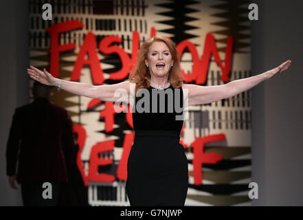 Sarah, Herzogin von York auf dem Laufsteg während der Fashion for Relief eine Charity-Modenschau von Naomi Campbell für die Ebola-Krise in Afrika im Somerset House, London. Stockfoto