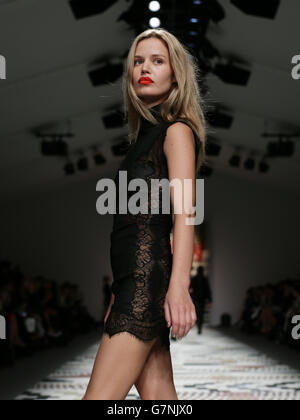 Georgia May Jagger auf dem Laufsteg während der Fashion for Relief eine Charity-Modenschau von Naomi Campbell für die Ebola-Krise in Afrika im Somerset House, London. Stockfoto