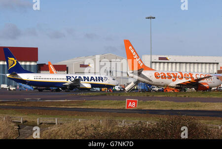 Ryanair und Easyjet Flugzeuge geparkt. Die Billigfluggesellschaft Ryanair feierte den Start der Verbindungen nach Esjberg in Dänemark, Stockholm, Pisa, Venedig Treviso, Girona, Und Nimes in Frankreich. Stockfoto