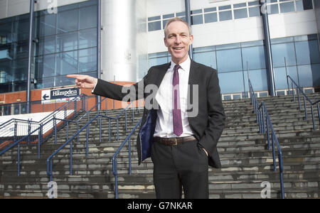 Jim Murphy, der Führer der schottischen Labour-Partei, im Hampden Hampden Park in Glasgow, bevor er sich mit Fußballvereinen und Fangruppen zusammentat, um über die Aufhebung des Alkoholverbots auf dem Gelände zu diskutieren. Stockfoto