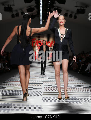 Laura Whitmore (rechts) und Sarah-Jane Crawford High-Five auf dem Laufsteg während der Fashion for Relief eine Charity-Modenschau, die von Naomi Campbell für die Ebola-Krise in Afrika im Somerset House, London, veranstaltet wurde. DRÜCKEN SIE VERBANDSFOTO. Bilddatum: Donnerstag, 19. Februar 2015. Das Foto sollte lauten: Yui Mok/PA Wire Stockfoto