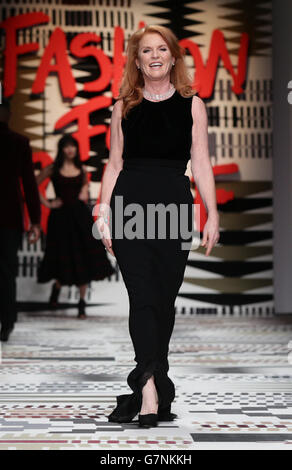 Sarah, Herzogin von York auf dem Laufsteg während der Fashion for Relief eine Charity-Modenschau von Naomi Campbell für die Ebola-Krise in Afrika im Somerset House, London. DRÜCKEN Sie VERBANDSFOTO. Bilddatum: Donnerstag, 19. Februar 2015. Bildnachweis sollte lauten: Yui Mok/PA Wire Stockfoto