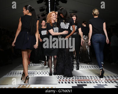 Sarah, Herzogin von York (Mitte links) und Naomi Campbell auf dem Laufsteg während der Fashion for Relief, einer Charity-Modenschau von Naomi Campbell für die Ebola-Krise in Afrika im Somerset House, London. DRÜCKEN SIE VERBANDSFOTO. Bilddatum: Donnerstag, 19. Februar 2015. Das Foto sollte lauten: Yui Mok/PA Wire Stockfoto