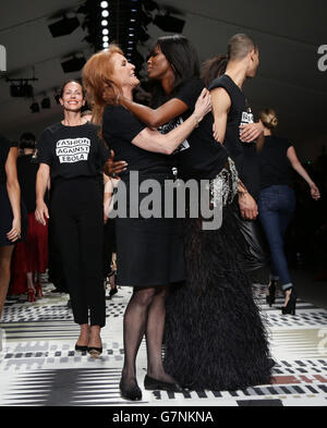 Sarah, Herzogin von York (links) und Naomi Campbell auf dem Laufsteg während der Fashion for Relief eine Wohltätigkeitsmodenschau, die von Naomi Campbell für die Ebola-Krise in Afrika im Somerset House, London, veranstaltet wird. DRÜCKEN Sie VERBANDSFOTO. Bilddatum: Donnerstag, 19. Februar 2015. Bildnachweis sollte lauten: Yui Mok/PA Wire Stockfoto