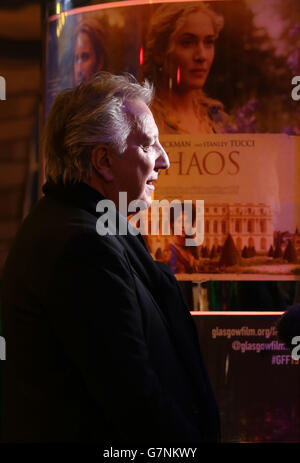 Alan Rickman kommt am Glasgow Film Theatre zur schottischen Premiere seines Films A Little Chaos, den er als Louis XIV im Rahmen des Glasgow Film Festival 2015 inszenierte und darstellte. Stockfoto