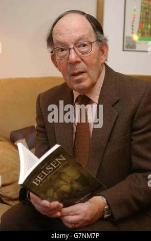 Der in Deutschland geborene Jude Paul Oppenheimer, ein Belsen-Holocaust-Überlebender zu Hause in Solihull. Oppenheimer verlor beide Eltern im berüchtigten Nazi-Todeslager Bergen-Belsen. Heute glaubt der 76-Jährige, dass der Holocaust ein wesentliches Thema für Schulkinder sein sollte, um eine Wiederholung der Gräueltaten zu vermeiden. Er war ein Teenager, als er 1944 gefangen genommen und im Konzentrationslager im Nordwesten Deutschlands inhaftiert wurde. Er überlebte die Tortur mit seinem Bruder Rudi und seiner Schwester Eva - aber sowohl seine Mutter als auch sein Vater starben. Seine Großfamilie wurde im Holocaust völlig ausgelöscht. Herr Oppenheimer ist umgezogen Stockfoto