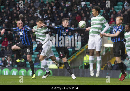 Fußball - Scottish Premiership - Celtic / Hamilton Academical - Celtic Park. NIR Bitton von Celtic ist nur für den Posten beim schottischen Premiership-Spiel im Celtic Park, Glasgow, an der Spitze des Balls. Stockfoto