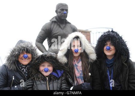 Evertons Dixie Dean Statue trägt eine blaue Nase für Blue Nose Day als Fans tragen sie auch vor IT Stockfoto