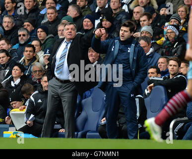 Der Manager von Tottenham Hotspur, Mauricio Pochettino, und der Manager von West Ham United, Sam Alladyce, waren während des Spiels der Barclays Premier League in der White Hart Lane in London auf der Touchline. Stockfoto