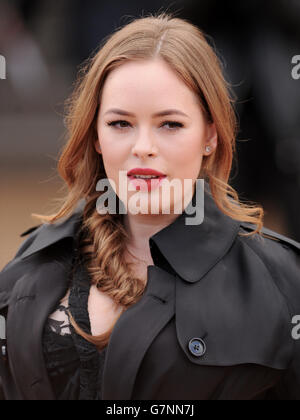 Tanya Burr kommt zur Burberry Prorsum Damenmode Catwalk Show in Kensington Gardens, im Rahmen der London Fashion Week. DRÜCKEN Sie VERBANDSFOTO. Bilddatum: Montag, 23. Februar 2015. Siehe PA Story CONSUMER Fashion. Bildnachweis sollte lauten: Dominic Lipinski/PA Wire Stockfoto