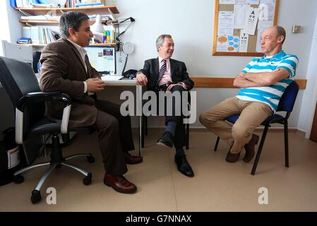 UKIP-Leiter Nigel Farage (Mitte) spricht mit Dr. Sanjeev Juneja (links) und seinem Patienten Les Rodmill (rechts) während eines Besuchs im Marlowe Park Medical Center in Rochester, Kent, Nachdem Herr Farage darauf bestanden hatte, dass der NHS am Punkt des Zugangs für britische Bürger völlig frei sein wird, als er Ukips Plan skizzierte, zusätzliche £3 Milliarden pro Jahr in das Gesundheitswesen zu investieren. Stockfoto