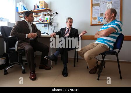 UKIP-Leiter Nigel Farage (Mitte) spricht mit Dr. Sanjeev Juneja (links) und seinem Patienten Les Rodmill (rechts) während eines Besuchs im Marlowe Park Medical Center in Rochester, Kent, Nachdem Herr Farage darauf bestanden hatte, dass der NHS am Punkt des Zugangs für britische Bürger völlig frei sein wird, als er Ukips Plan skizzierte, zusätzliche £3 Milliarden pro Jahr in das Gesundheitswesen zu investieren. Stockfoto