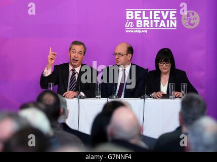 UKIP-Chef Nigel Farage (links), Ukip-Parlamentsabgeordneter für Rochester und Strood Mark Reckless (Mitte) und Ukip-Gesundheitssprecherin Louise Bours (rechts) stellen Fragen nach Reden bei Rochester Corn Exchange in Kent, Nachdem Herr Farage darauf bestanden hatte, dass der NHS am Punkt des Zugangs für britische Bürger völlig frei sein wird, als er Ukips Plan skizzierte, zusätzliche £3 Milliarden pro Jahr in das Gesundheitswesen zu investieren. Stockfoto