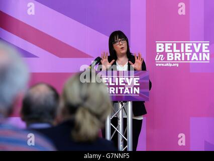 Louise Bours, die Sprecherin der britischen Gesundheitsfürsorge, hält eine Rede auf der Rochester Corn Exchange in Kent: Nachdem Parteichef Nigel Farage darauf bestanden hatte, dass der NHS am Punkt des Zugangs für britische Bürger völlig frei sein wird, als er Ukips Plan skizzierte, zusätzliche 3 Milliarden Pfund pro Jahr in das Gesundheitswesen zu investieren. Stockfoto