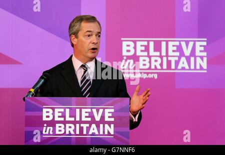 UKIP-Führer Nigel Farage hält eine Rede bei Rochester Corn Exchange in Kent, nachdem Herr Farage darauf bestand, dass der NHS am Punkt des Zugangs für britische Bürger völlig frei sein wird, als er Ukips Plan darlegte, eine zusätzliche &Pfund;3 Milliarden pro Jahr in das Gesundheitswesen zu investieren. Stockfoto