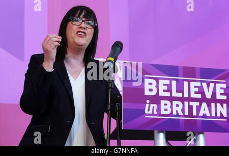 Louise Bours, die Sprecherin der britischen Gesundheitsfürsorge, hält eine Rede auf der Rochester Corn Exchange in Kent: Nachdem Parteichef Nigel Farage darauf bestanden hatte, dass der NHS am Punkt des Zugangs für britische Bürger völlig frei sein wird, als er Ukips Plan skizzierte, zusätzliche 3 Milliarden Pfund pro Jahr in das Gesundheitswesen zu investieren. Stockfoto