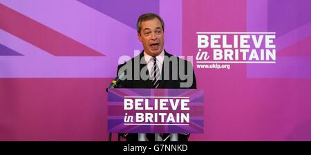 UKIP-Führer Nigel Farage hält eine Rede bei Rochester Corn Exchange in Kent, nachdem Herr Farage darauf bestand, dass der NHS am Punkt des Zugangs für britische Bürger völlig frei sein wird, als er Ukips Plan darlegte, eine zusätzliche &Pfund;3 Milliarden pro Jahr in das Gesundheitswesen zu investieren. Stockfoto