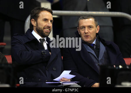 Fußball - UEFA Europa League - Runde 32 - Erstes Bein - Liverpool gegen Besiktas - Anfield. Gareth Southgate, Manager der englischen U21, und Aidy Boothroyd, manager der englischen u20 Stockfoto