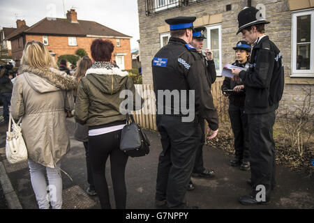 Polizei und Bewohner verteilen in St. George, Bristol, Flugblätter, um Informationen zu erhalten und das Bewusstsein für das Verschwinden der vermissten Teenagerin Rebecca Watts zu schärfen. Stockfoto