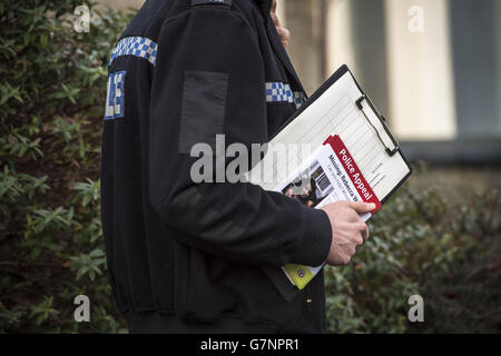 Die Polizei verteilt in St. George, Bristol, Flugblätter, um Informationen zu erhalten und auf das Verschwinden der vermissten Teenager Rebecca Watts aufmerksam zu machen. Stockfoto