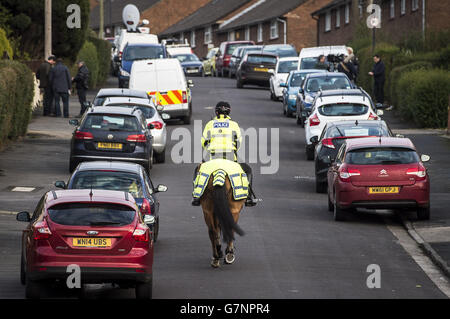 Die Polizei patrouilliert in der Nähe des Hauses von Darren Goldsworthy, dem Vater des vermissten Teenagers Becky Watts, auf Crown Hill, St. George, Bristol. Stockfoto