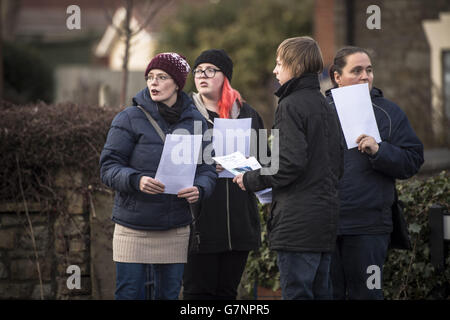 Bewohner sammeln sich, um in St. George, Bristol, Flugblätter zu verteilen, um Informationen zu erhalten und das Bewusstsein für das Verschwinden der vermissten Teenagerin Rebecca Watts zu schärfen. Stockfoto