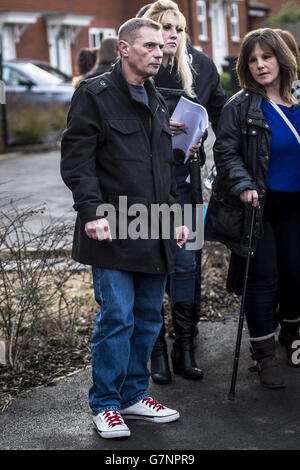 Darren Goldsworthy, Vater des vermissten Teenagers Becky Watts, mit Bewohnern in der Nähe von Crown Hill, St. George, Bristol, der bei der Suche und Flugblatt der Gegend half. Stockfoto