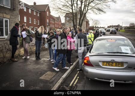 Bewohner verteilen in St. George, Bristol, Flugblätter, um Informationen zu erhalten und um auf das Verschwinden der vermissten Teenagerin Rebecca Watts aufmerksam zu machen. Stockfoto