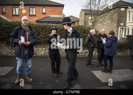 Polizei und Bewohner verteilen in St. George, Bristol, Flugblätter, um Informationen zu erhalten und das Bewusstsein für das Verschwinden der vermissten Teenagerin Rebecca Watts zu schärfen. Stockfoto