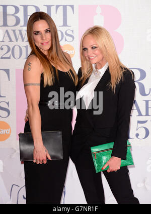 Melanie Chisholm und Emma Bunton bei der Ankunft für die Brit Awards 2015 in der O2 Arena, London. DRÜCKEN Sie VERBANDSFOTO. Bilddatum: Mittwoch, 25. Februar 2015. Siehe PA Story SHOWBIZ Brits. Bildnachweis sollte lauten: Dominic Lipinski/PA Wire Stockfoto