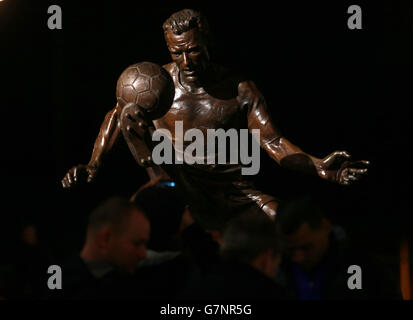 Fußball - UEFA Champions League - 16. Runde - Erstes Bein - Arsenal V AS Monaco - Emirates Stadium. Ein Blick auf die Dennis Bergkamp Statue vor dem Spiel der UEFA Champions League 16 im Emirates Stadium, London. Stockfoto