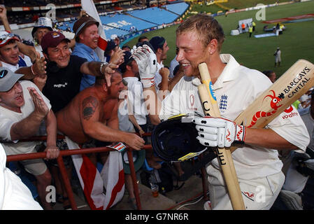 Südafrika - England - Fünfter Testtag 5 - Centurion Park. Der englische Andrew Flintoff feiert mit Anhängern, nachdem England das fünfte Testspiel gezogen hat. Stockfoto