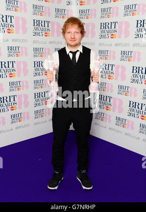 Ed Sheeran mit seinen Auszeichnungen für den besten britischen Solo-Künstler und das britische Album des Jahres im Presseraum der Brit Awards 2015 in der O2 Arena, London. DRÜCKEN Sie VERBANDSFOTO. Bilddatum: Mittwoch, 25. Februar 2015. Siehe PA Story SHOWBIZ Brits. Bildnachweis sollte lauten: Dominic Lipinski/PA Wire Stockfoto