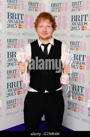 Ed Sheeran mit seinen Auszeichnungen für den besten britischen Solo-Künstler und das britische Album des Jahres im Presseraum der Brit Awards 2015 in der O2 Arena, London. DRÜCKEN Sie VERBANDSFOTO. Bilddatum: Mittwoch, 25. Februar 2015. Siehe PA Story SHOWBIZ Brits. Bildnachweis sollte lauten: Dominic Lipinski/PA Wire Stockfoto