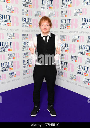 Ed Sheeran mit seinen Auszeichnungen für den besten britischen Solo-Künstler und das britische Album des Jahres im Presseraum der Brit Awards 2015 in der O2 Arena, London. DRÜCKEN Sie VERBANDSFOTO. Bilddatum: Mittwoch, 25. Februar 2015. Siehe PA Story SHOWBIZ Brits. Bildnachweis sollte lauten: Dominic Lipinski/PA Wire Stockfoto