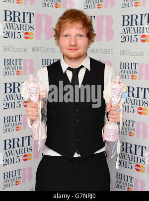 Ed Sheeran mit seinen Auszeichnungen für den besten britischen Solo-Künstler und das britische Album des Jahres im Presseraum der Brit Awards 2015 in der O2 Arena, London. DRÜCKEN Sie VERBANDSFOTO. Bilddatum: Mittwoch, 25. Februar 2015. Siehe PA Story SHOWBIZ Brits. Bildnachweis sollte lauten: Dominic Lipinski/PA Wire Stockfoto