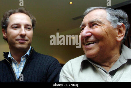 Der Holocaust-Überlebende David Herman (rechts) mit seinem Sohn Charles' am Vorabend seiner Rückkehr in das ehemalige Nazi-Todeslager Auschwitz in Polen, wo er einen Teil des Zweiten Weltkriegs verbrachte. David, ein in Polen geborener Jude, der jetzt in London lebt, kehrte am Donnerstag zum 60. Jahrestag der Befreiung des Nazi-Konzentrationslagers nach Auschwitz zurück, wo ein Gottesdienst stattfinden wird. Stockfoto