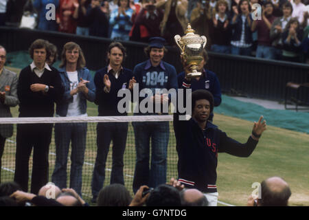 Tennis - Wimbledon - Herren Einzel Finale - Jimmy Connors V Arthur Ashe - Centre Court Stockfoto