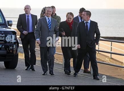 Der UKIP-Führer Nigel Farage (zweiter links) wird von Channel 4, Michael Crick (zweiter rechts), befragt, als er für die Ukip Spring Conference in den Wintergärten in Margate, Kent, eintrifft. Stockfoto