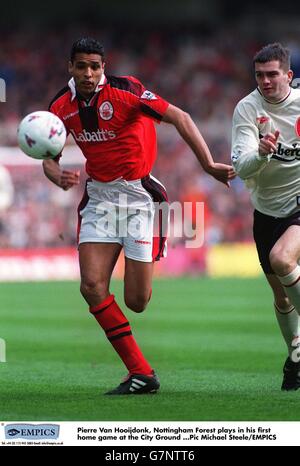 Fußball - Carling Premiership - Nottingham Forest / Liverpool. Pierre Van Hooijdonk, Nottingham Forest spielt in seinem ersten Heimspiel auf dem City Ground Stockfoto