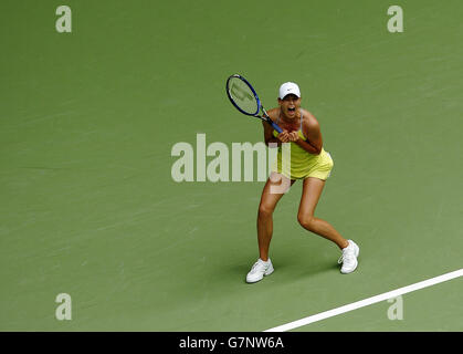 Tennis - Australian Open 2005 - Halbfinale der Frauen. Die russische Maria Sharapova feiert während ihres Spiels gegen die US-Amerikanerin Serena Williams einen Siegpunkt Stockfoto