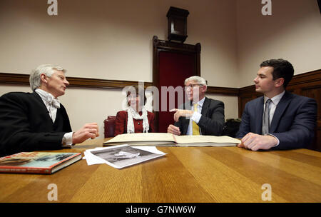 Die Familie von Lance Corporal Joshua Leakey; seinen Eltern Mark (2. Rechts) und Rosie Leakey und Bruder Ben Leakey (rechts) und Generalleutnant David Leakey, dem Gentleman Usher der Black Rod (links) in London. Stockfoto