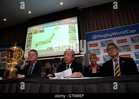 (Von links nach rechts) Bernard Lapasset, Chairman Rugby World Cup Limited, Akira Shimazu, CEO Japan Rugby World Cup 2019, und Tatsuzo Yabe, Chairman of Japan Rugby Union bei der Ankündigung der Austragungsorte für die Japan Rugby World Cup 2019 im Westbury Hotel, Dublin Stockfoto