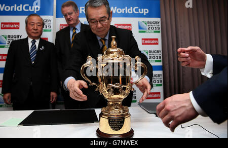 (Von links nach rechts) Akira Shimazu, CEO Japan Rugby World Cup 2019, Bernard Lapasset, Chairman Rugby World Cup Limited und Tatsuzo Yabe, Chairman of Japan Rugby Union bei der Ankündigung der Austragungsorte für die Japan Rugby World Cup 2019 im Westbury Hotel, Dublin Stockfoto