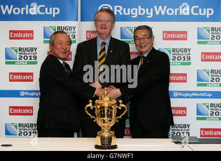 (Von links nach rechts) Akira Shimazu, CEO Japan Rugby World Cup 2019, Bernard Lapasset, Chairman Rugby World Cup Limited und Tatsuzo Yabe, Chairman of Japan Rugby Union bei der Ankündigung der Austragungsorte für die Japan Rugby World Cup 2019 im Westbury Hotel, Dublin Stockfoto