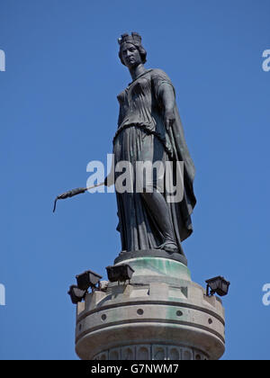 LILLE, FRANKREICH - 08. JUNI 2014: Statue einer Göttin auf der Säule des Grand Place Stockfoto